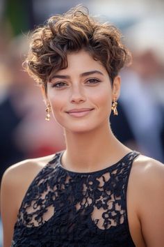 Short Wavy Hair For Round Face, Short Curly Hair Cuts For Round Faces, Curly Pixie Cuts Round Face Curls, Pixie Cut Ondulado, Curly Pixie Cuts Naturally, Short Hair Highlights And Lowlights, Short Curly Hair Pixie, Pixie With Highlights, Caramel Lowlights