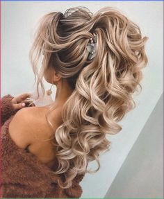 Heatless curlers hairstyles tutorial . Hair care. Hair products. Curly hair. Healthy hair #hair #hairstyles #haircut #haircolor #haircare #hairgoals #curls #curlyhaircare #curlyhairproducts #beautyblog #beautyskincare #beautycare #beautysalon #beautyroutine #explore #instagram Formal Up Dos, Chic Ponytail, Updos For Long Hair, Easy Updo Hairstyles, Up Dos, Curly Ponytail