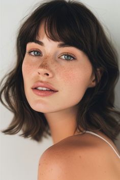 Natural Loose Waves Medium-Length Hairstyle with Bangs. Shoulder Length Wavy Hair With Bangs, Modern Bangs, Haircut Ideas Brown Hair, Hair Shaping, Waves Hairstyle, Hairstyle Ideas Easy, Bangs Hairstyle, Ideas Haircut, Hair Dye Ideas