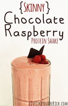 Chocolate Raspberry Protein Shake that only has 274 healthy calories, and is very filling! Perfect for a yummy breakfast or a healthy dessert! #smoothie Raspberry Protein Shake, Meal Replacement Protein Shakes, Raspberry Breakfast, Pancakes Protein, Healthy Calories, Quick Protein, Ww Meals, Protein Smoothies, Protein Shake Smoothie