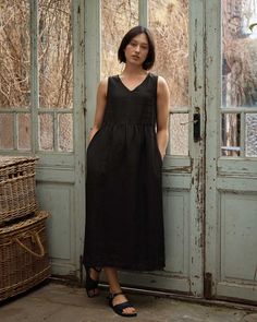 No.21 V Neck Sleeveless Linen Dress in Black Linen Garments, Sleeveless Cotton Dress, Clothes Wishlist, Sleeveless Linen Dress, Black Linen Dress, Relaxed Outfit, Summer Linen Dresses, Style Inspiration Spring, 21st Dresses