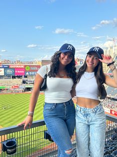 White top and blue jeans to support the Yankees! Don't forget the hat of course. Perfect baseball game outfit for a hot summer day. Yankee Game Outfit Women, Baseball Game Outfit, White Top And Blue Jeans, Yankees Outfit, Baseball Girlfriend, Group Picture Poses, Nyc Lifestyle, Baseball Games