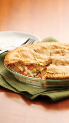 an easy and delicious chicken pot pie with the words easy and delicious chicken pot pie