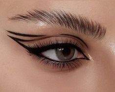 Trendy Eyeliner Looks, Graphic Eyeliner Ideas For Hooded Eyes, Graphic Eyeliner For Hooded Eyes, Cool Eyeliner Looks, Bold Eyeliner Looks, Easy Graphic Liner, Maquillage Yeux Cut Crease, Eyeliner Techniques, Smudged Eyeliner