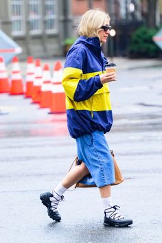 New York Basic Outfits, Dress With Socks, Chloe Sevigny Style, Chloë Sevigny, Streets Of New York, Chloe Sevigny, Celebrity Trends, Koh Tao, Boring Clothes