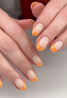 Orange And White Almond Nails, Tropical Simple Nails, Summer Back To School Nails, Nail Ideas With Blooming Gel, Summer Nail Inspo Round, Beach Gel Nails Ideas Short, Nail Inspo On Natural Nails, Tropical Nails Simple, Nail Inspo Summer Orange