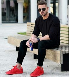 Red Sneakers Outfit, Red Shoes Outfit, Workout Man, Trendy Mens Fashion, Mens Spring Fashion, Foto Poses, Mens Fashion Casual Outfits, Stylish Mens Outfits, Red Sneakers