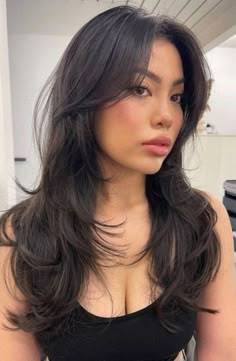 These butterfly haircuts for medium-thin hair women are versatile enough to match various styles, whether you prefer soft waves, wispy bangs, or a sleek finish. Hairstyle Asian, Haircut Tip, Y2k Hairstyles, Haircuts Ideas, Long Layered Haircuts