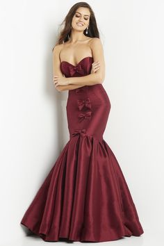 Looking for a show-stopping dress for your next formal event? Check out the Jovani 09388 from the Spring 2023 collection. This gorgeous gown features a fitted bodice with ruched detail, a sleeveless design, and a flowing skirt that will make you feel like a princess on your big night. Plus, the shimmering fabric will make you shine under the spotlight. Whether you're attending a prom, wedding, or another special occasion, this dress is sure to turn heads. Trumpet Silhouette, Strapless Evening Gowns, Trumpet Dress, Strapless Sweetheart Neckline, Unique Prom Dresses, A Night To Remember, Neckline Designs, Dress Images, Mermaid Fashion