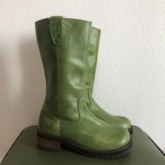 Green Leather Shoes, Green Vintage Shoes, 90s Leather Boots, Winter Outfits Aesthetic Vintage, 90s Fashion Shoes, Aesthetic Shoes Vintage, Green Vintage Aesthetic, Thrift Shoes, Green Leather Boots