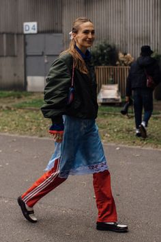 Red Outfit Street Style, Red Layered Outfit, Layering Clothes, Fashion Layering, Styling Tricks, Thanksgiving Fashion, Leather Outerwear, Layering Outfits