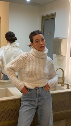 White Knit Turtleneck Outfit, White Roll Neck Outfit, How To Style A High Neck Sweater, Turtle Neck Jumper Outfit, Beige Turtleneck Sweater Outfit, Highnecksweater Outfits, Chunky Turtleneck Outfit, White Turtleneck Sweater Outfit, Turtle Neck Sweater Outfits