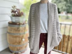 Quick Crochet Ideas, Cardigan Outfit Ideas, Lounge Cardigan, Long Cardi, Cardigan Outfit, All Free Crochet, Classic Cardigan