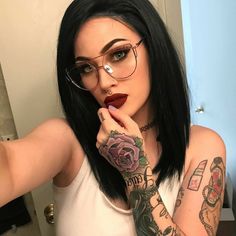 Woman Wearing Glasses, Woman With Glasses, Glasses Makeup, Cute Sunglasses, Cute Glasses, Fashion Eye Glasses, Wearing Glasses, Girls With Glasses, Womens Glasses