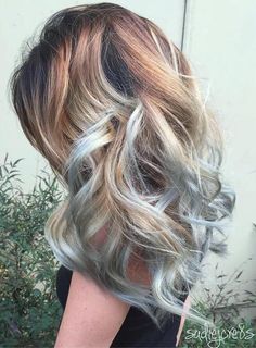 brown blonde hairstyle with light blue highlights Highlight Hairstyles, Dunner Wordend Haar, Hair Color Light Brown, Blue Highlights, Hair Color Blue, Pastel Hair, Lace Hair