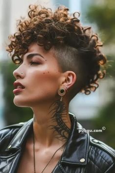 The Shaved Hair style trend's popularity is driven by its edgy and bold look, seen as attractive and a symbol of self-confidence. Hairstyle 2025, Coily Hairstyles, Red Hair Short Hair, Red Hair Short, Pixie Hair Color, Mohawk Hair, Short Punk Hair