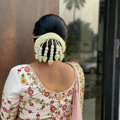 Varmala Designs Orchids, Mogra Flower Gajra, Hairstyles For Gowns, Flower Bun, Flower Braids, Roll Hairstyle, Braided Bun Hairstyles