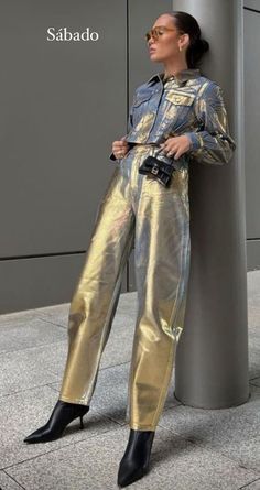 Street Style 2022, Silver Pants, Moda Denim, Space Fashion, Metallic Pants, Diy Clothes Design, Metal Clothing, Fashion Images, Street Chic