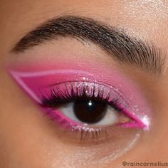 Hot Pink Outfit Makeup, Popstar Makeup Looks, Hot Pink Eyeliner, 30th Outfit, Lover Makeup, Eyeliner Ideas, Pink Eyeliner