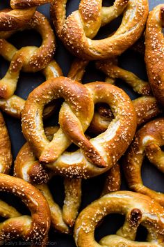 many pretzels with sesame seeds on them