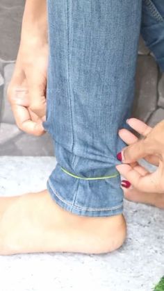 👖Long jeans to Ankle length jeans perfectly (in seconds ) using elastic band 😀 #anklelengthpants Shorten Jeans, How To Fold Jeans, Folding Jeans, Look Jean, Travel Essentials Men, Tankini Swimsuits For Women, Summer Dresses For Wedding Guest, Ankle Length Jeans