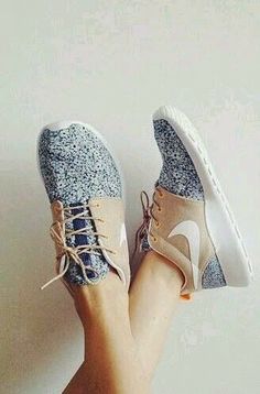 nike shoes #nike #shoes for men and women nike running shoes outlet only $22,the world lowest price. Repin and Get it immediatly Chique Outfit, Mode Shoes, Nike Kicks, Mode Tips, Estilo Fitness, Nike Free Run, Paris Mode, Roshe Run, Blazer Outfit