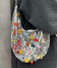 vegevedge Diy Beaded Bag, Beaded Bag, Pretty Bags, Mode Inspo, Beaded Bags, Mode Inspiration, Vivienne Westwood, Diy Fashion, Crochet Bag