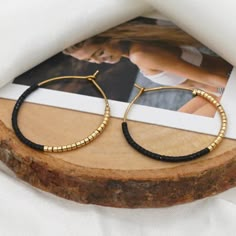 Black And Gold Beaded Hoop Earrings Beaded Earrings Simple, Gold Beaded Hoop Earrings, Boho Beaded Jewelry, Trending Jewelry 2024, Selfmade Jewelry, Seed Bead Hoop Earrings, Boho Beaded Earrings, Hoop Earrings Diy, Handwoven Earrings