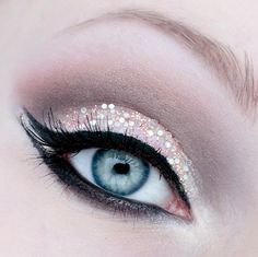 glitter eyeshadow... Fairy Make-up, Colorful Eyeliner, Eyeliner Glitter, Smink Inspiration, Make Up Looks, Glitter Eyes, Kiss Makeup, Makeup Geek, Makati