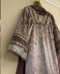 velvet suit design idea Velvet Pakistani Dress, Lace Designs On Suits, Velvet Suit Design, Stylish Kurtis Design, Velvet Dress Designs, Pakistani Fancy Dresses, Pakistani Fashion Party Wear, Velvet Suit, Dress Design Patterns