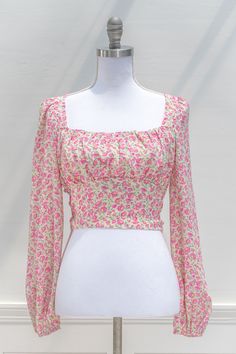 Retro Style - Vintage inspired french fashion - bright floral top for romantic occasions - Amantine Pink Girly Tops, Feminine Shirts Blouses, Floral Tops Aesthetic, Floral Tops Outfit, Pink Blouses, Floral Blouses, Cute Pink Tops, Floral Top, Pink Blouse Outfit