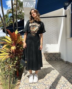 Everyday Work Outfits Casual, Black Linen Midi Skirt Outfit, Afternoon Outfit Casual, T Shirt Long Skirt Outfit, Amsterdam Street Style 2024, Creative Style Outfits Inspiration, How To Wear Midi Skirt, Boho Look Outfit, Modest Concert Outfit