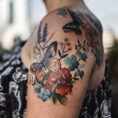 Butterfly With Flowers Tattoo, Kunst Tattoos, Inspiration Tattoos, Painting Tattoo, Back Tattoos, Feminine Tattoos, Trendy Tattoos, Rose Tattoos