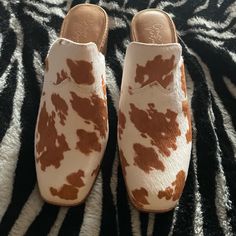 Beautiful Brand New Western Slip On Heel. Perfect With Dresses, Shorts, Skinny Jeans. Dress It Up Or Casual Dress Down. Western Style Mules For Spring, Western Style Slip-on Summer Mules, Western Style Summer Slip-on Mules, Chic White Mules For Fall, Crown Vintage, Vintage Shoes, Mule Clogs, Mules Shoes, Dressed Down