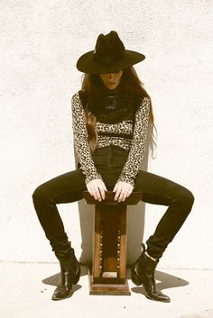 Edgy Cowgirl, Cowboy Junkies, Cowboy Fashion, Painted Desert, Country Cowgirl, Magic Hat, Looks Street Style, Black Hat