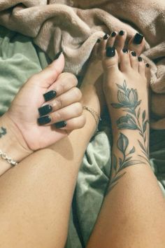 Black Toe Nails, Cute Foot Tattoos, Fall Toe Nails, Soft Tattoo, Acrylic Toes, Black Girls With Tattoos, Tattoos For Black Skin, Pretty Tattoos For Women, Dope Nail Designs