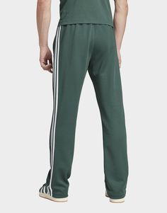 These track pants nod to an icon from the adidas archives. Remade for today, the classic '70s silhouette gets refreshed with colour options as vibrant as the era that first inspired them. Side pockets and a regular fit add convenience and comfort to the heritage look.• This model is 184 cm and wears a size 50. Their chest measures 98 cm and the waist 79 cm.• Regular fit• Drawcord on elastic waist• 70% polyester (recycled), 30% cotton• Side pockets 70s Silhouette, Adicolor 70s, Adidas Adicolor, Green Adidas, Jd Sports, For Today, Track Pants, Elastic Waist, Track