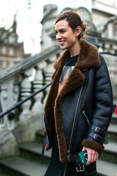 Oversized Leather Jacket Outfit, Oversized Leather Jacket, Leather Jacket Outfit, Alexa Chung Style, Fashion London, London Fashion Week Street Style, Leather Coat Jacket, Giovanna Battaglia, Street Style 2017