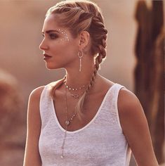 Tutti i tipi di trecce e le occasioni per indossarle Festival Face Jewels, Coachella Makeup, Coachella Party, Festival Makeup Glitter, Rhinestone Makeup, Festival Face, Festival Inspo, Points Of View