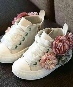 Shoes With Flowers, Flower Boots, Baby Mode, Floral Sneakers, Rose Fashion, Flower Shoes, Princess Shoes, Leather Floral