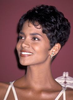 1994 Hailey Berry, Halle Berry Haircut, Hair Evolution, Haircut Styles, Pixie Hair, Athletic Hairstyles