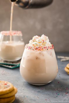 Sugar Cookie Drink, Sugar Cookie Cocktail, Sugar Cookie Martini, Cookie Martini, Christmas Flavors, Cookies Sprinkles, Holiday Martinis, Christmas Drinks Alcohol Recipes, Christmas Drinks Recipes