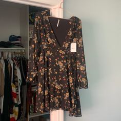 Beautiful Nwt Dress In Perfect Shape Chic Floral Dress For Date Night In Fall, Chic Floral Dress For Fall Date Night, Fall Floral Dress For Brunch, Casual Fall Floral Dress, Casual Floral Dress For Fall, Chic Black Floral Dress For Fall, Black Dress For Brunch In Fall, Black Dress For Fall Brunch, Fall Floral Print Mini Dress