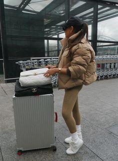 Need some airport outfit inspiration for your fall and winter travel looks?  Whether you're going for a cool, casual vibe or something more sophisticated, these stylish and comfy travel outfit ideas will help you look your best from takeoff to touchdown. Get ready to travel in style! Winter Travel Style, Casual Airport Outfit, Best Travel Outfits For Women, Stylish Travel Outfit