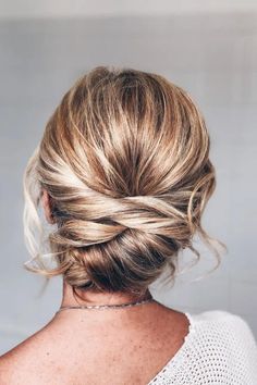 Nombreuses sont les mariées à avoir recours au chignon le jour de leur mariage. Parmi elles, un grand nombre craque pour le chignon bas, une option qui s’est popularisée en masse ces dernières années. Découvrez le pourquoi du comment, découvrez ce pin. #mariagesnet #coiffuremariage #coiffuremariagecheveuxlong #coiffuremariagecheveuxmilong#coiffuremariageboheme #coiffuremariagefacile #coiffuremariagechampetre #coiffurechignonbas #mariéechignonbas #beautédelamariée Bridal Makeup Red Lips, Bride Hairstyle, Zara Drip, Red Lip Makeup, Hair Color And Cut, Instagrammer, Wedding Hair, Bridal Makeup