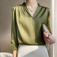 Satin Silk Top Design, Silk Top Designs For Women, Elegant Blouse Outfit, Women Shirt Designs Formal, Long Sleeves Tops For Women, Nice Blouses For Women, Satin Outfits For Women, Elegant Tops For Women, Elegant Shirt Outfit