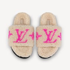 Shearling Slippers, Shoes Outfit Fashion, Hype Shoes, Pink Beige, Designer Style