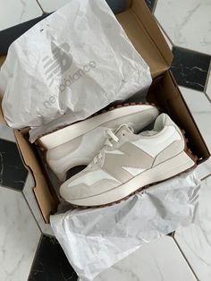 Basic Sneakers For Women, Old Money Outfits Summer, Sneakers Aesthetic, Business Chic Style, Minimal Shoes, Minimalist Sneakers, New Balance Outfit, All Star Converse, Beige Sneakers