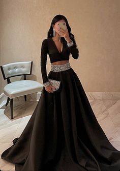 Black Outfits For Women Indian, Modern Indian Lehenga, Black Wedding Lengha, Black Lehenga Aesthetic, Black Gown Elegant Classy Indian, Indian Dress Drawing Sketches, Wedding Outfits For Brides Sister Classy, Simple Black Lehenga, Modern Lehenga Designs Wedding Ideas