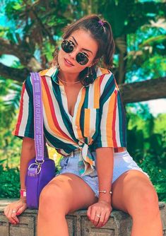 Camisa listrada: a peça básica que conquistou as it girls - Guita Moda How To Wear Kimono, 2017 Outfits, Moda Outfit, Elizabeth Hurley, It Girls, Michelle Rodriguez, Foto Tips, Farrah Fawcett, Raquel Welch